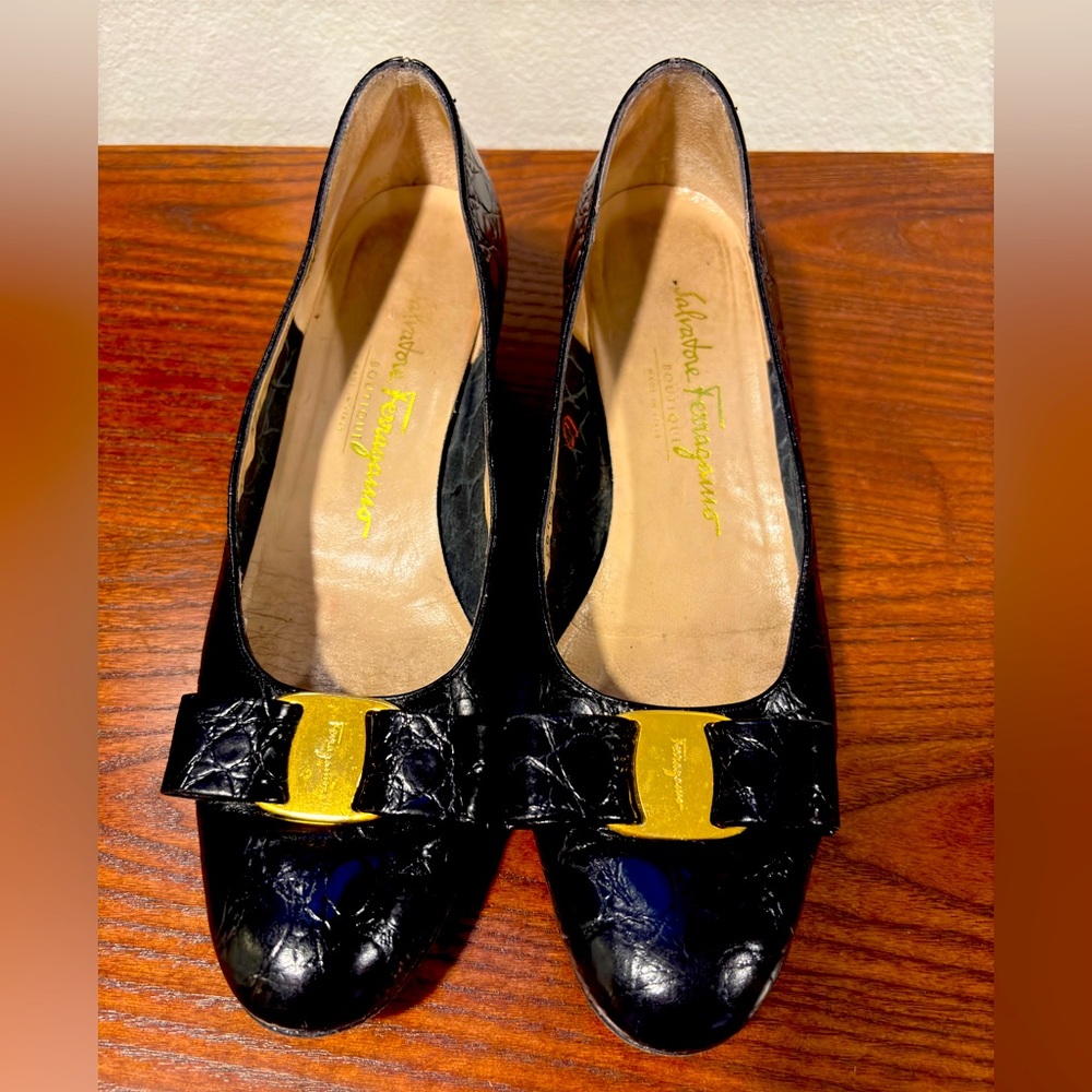 SALVATORE FERRAGAMO Black & Gold Crocodile Leather Vara Bow Heels  Size 8